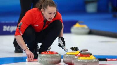 Bruce Mouat - Jen Dodds - Winter Olympics: GB mixed doubles curlers defeat Australia after extra end - bbc.com - Britain - Italy - Australia - Beijing - Czech Republic