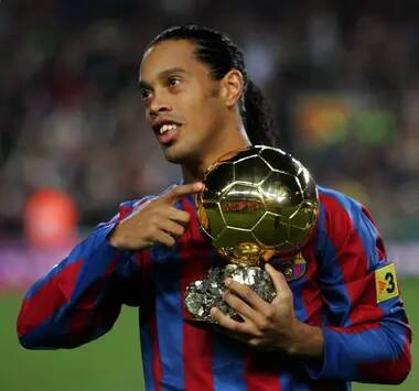 Ronaldinho's Skill Show At Barcelona Presentation Are Insane, He's Football's Greatest Ever Entertainer - sportbible.com - Spain - Brazil -  Paris