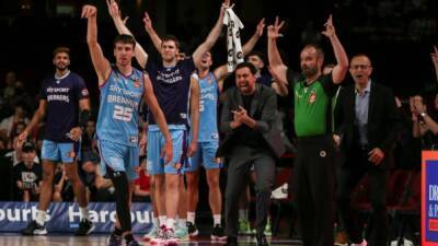 Breakers stun Hawks in NBL upset - 7news.com.au - New Zealand - county Tyler - county Harvey