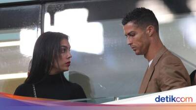 Cristiano Ronaldo - Georgina Rodriguez - Saat Georgina Cemas Baju Super Seksi Bikin Ronaldo Gak Fokus Tanding - sport.detik.com