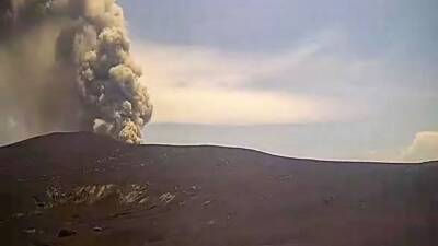 El volcán Anak Krakatoa entra en erupción