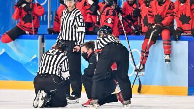 Brianne Jenner - Sarah Fillier - Laura Stacey - Winter Olympics Beijing 2022 - 'Did she take a hit?' - Official collides with player in clumsy ice hockey incident - eurosport.com - Sweden - Finland - Switzerland - Usa - Canada - Beijing