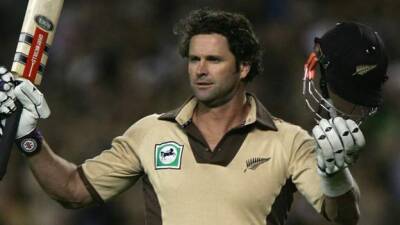 Chris Cairns: Former New Zealand all-rounder diagnosed with bowel cancer - bbc.com - New Zealand