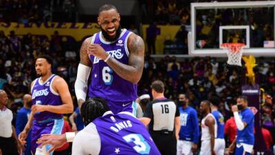 LeBron returns from injury, his triple-double sparks Lakers past Knicks