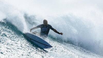 Kelly Slater slays Pipeline, claiming eighth win at 49