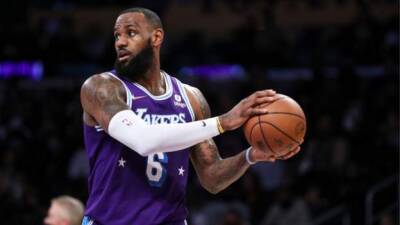 NBA: LeBron James scores 29 points on return as LA Lakers beat New York Knicks