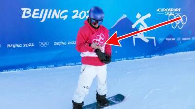 Su Yiming - Snowboarder Takeru Otsuka checks phone seconds before crucial Olympic slopestyle run at Beijing 2022 - eurosport.com - China - Beijing - Japan