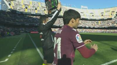 Era uno de los momentos más esperados: la emotiva ovación de Mestalla a David Silva