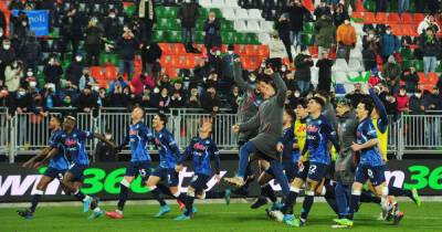 Soccer-Napoli beat Venezia to go one point off top ahead of clash with leaders Inter