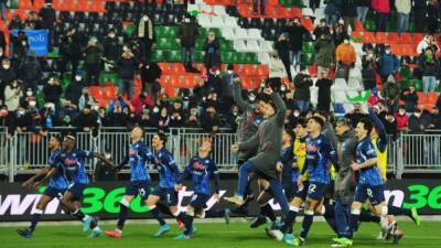 Napoli beat Venezia to go one point off top ahead of clash with leaders Inter