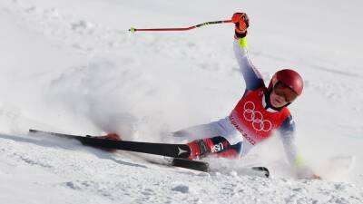 Mikaela Shiffrin - Winter Olympics 2022 - Mikaela Shiffrin crashes out of giant slalom, Sara Hector leads after first run - eurosport.com - Usa - Beijing