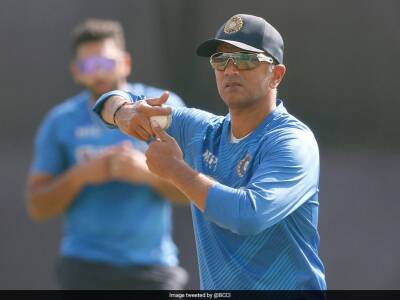 Rahul Dravid - Anil Kumble - Rahul Dravid Shows Bowling Skills In Nets To Celebrate 23rd Anniversary Of Anil Kumble's 10-74. See Pics - sports.ndtv.com - Australia - India - Pakistan -  New Delhi