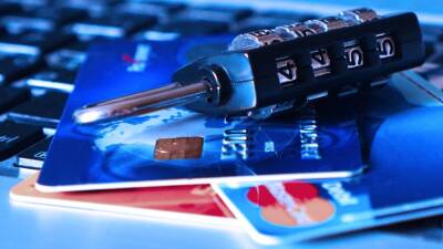Un experto explica por qué deberíamos usar tarjeta de crédito y no de débito