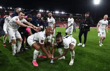 Ian Wright - Boreham Wood Player Thanks Ian Wright Following FA Cup Win Over Bournemouth - sportbible.com - county Young