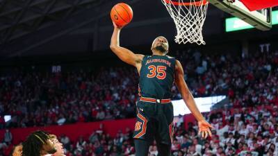 Mark Adams - Auburn Tigers still No. 1 in AP Top 25 poll; Texas Tech Red Raiders crack top 10 - espn.com -  Kentucky - county Murray - county Hall - state Arizona - state North Carolina - state Texas - state Kansas - state Alabama - state West Virginia - state Connecticut - parish St. Mary - Houston