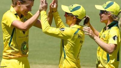 England struggle in women's Ashes finale