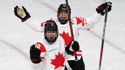 Canada doubles up on rival U.S. to complete perfect round robin in women's hockey