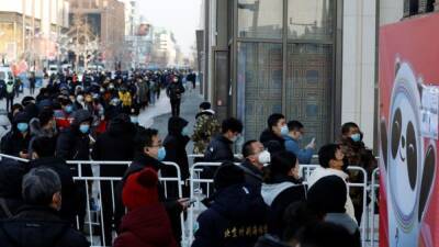 Mascot diehards, scalpers camp out for Bing Dwen Dwen dolls - channelnewsasia.com - Beijing