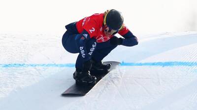 Charlotte Bankes - Charlotte Bankes crashes out in snowboard cross quarters in big Team GB blow at Winter Olympics 2022 - eurosport.com - Usa - Beijing