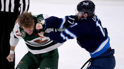 Wild's Foligno knees Lowry in the head during fight