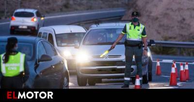 Conduce 8 km en sentido contrario al ver un control de la Guardia Civil