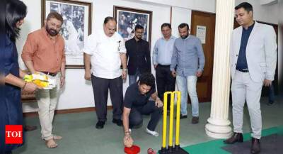 Sachin Tendulkar - Sachin Tendulkar 'inspects' BKC academy - timesofindia.indiatimes.com -  Sanjay