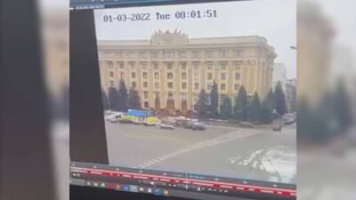 El momento en que un misil impacta sobre un edificio oficial de Járkov - en.as.com - Madrid