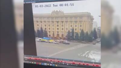 Más ataques contra Ucrania: el momento en que un misil impacta sobre un edificio
