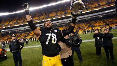 El español Alejandro Villanueva se retira tras 7 años en la NFL