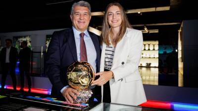 El Balón de Oro de Alexia ya luce en el Museo del Barça