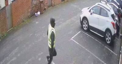 WATCH: Shocking footage captures moment woman is 'robbed at knifepoint' in shop car park - manchestereveningnews.co.uk - Manchester - county Oldham