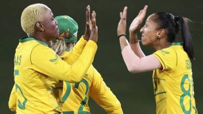 Chloe Tryon - Women's Cricket World Cup: South Africa survive to beat Pakistan - bbc.com - Australia - South Africa - New Zealand - India - Pakistan