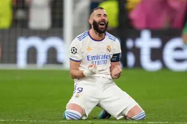 Lionel Messi - Carlo Ancelotti - Karim Benzema - Barcelona Fan Spotted With 'Benzema 9' Shirt On His Shirt After Hat-Trick vs PSG - sportbible.com -  Santiago -  Memphis