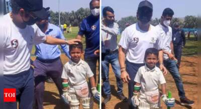 Shane Warne - Michael Vaughan - Social network: How internet sensation kid ended up training with idol Tendulkar - timesofindia.indiatimes.com - Australia -  Mumbai -  Kolkata