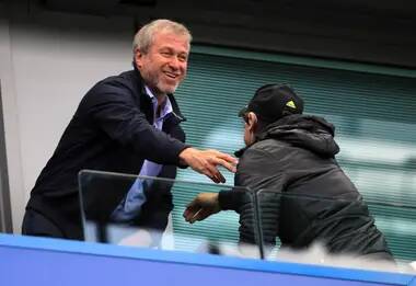 Vladimir Putin - Gary Neville Ruthlessly Calls Out Nigel Farage For Defending Chelsea Owner Roman Abramovich - sportbible.com - Britain - Russia - Ukraine