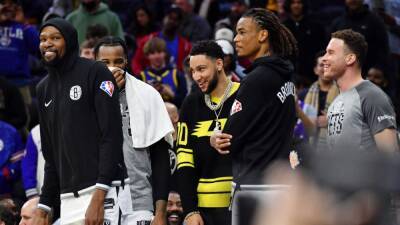 Kevin Durant - Kevin Durant: "Es difícil abuchear a Simmons cuando pierdes de tanto" - en.as.com