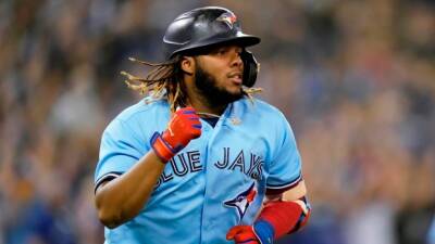 Guerrero Jr., Bichette among players to report to Blue Jays spring training