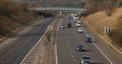 Man dies after getting out of his car on M65 - manchestereveningnews.co.uk