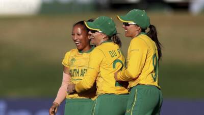 Laura Wolvaardt - Sune Luus - Watch: South Africa's Shabnim Ismail Takes Stunning Catch Off Her Own Bowling During Thrilling Win Over Pakistan In Women's World Cup - sports.ndtv.com - South Africa - Bangladesh - Pakistan