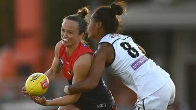 Melbourne edges Carlton by a point as Collingwood, Kangaroos enjoy AFLW victories