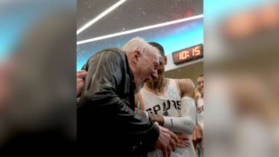 El Chiringuito - Historia de la NBA: bañan a Popovich por su récord y sale con la frase de un ganador nato - en.as.com