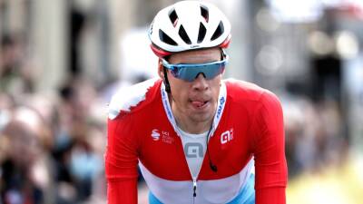 Kevin Geniets forced to abandon Paris-Nice after being hit by an advertising board before start of Stage 7