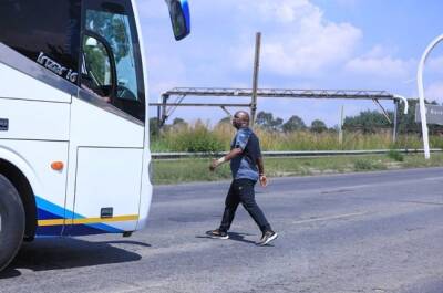 Mamelodi Sundowns - Pitso Mosimane - PICS | Sundowns fans at it again! Stops Al Ahly bus ahead of CAF clash - news24.com - South Africa