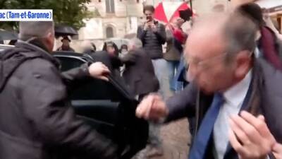 Le rompen un huevo en la cabeza al candidato ultraderechista francés al llegar a un acto - en.as.com - Portugal