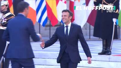 El saludo entre Macron y Sánchez que lleva un millón de visitas