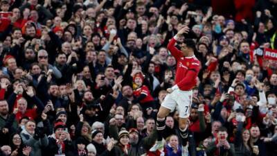 Ronaldo hits hat-trick as United beat Spurs 3-2