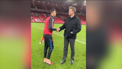 Tom Brady - La charla entre Tom Brady y un Cristiano aún en chanclas en Old Trafford tras la exhibición - en.as.com - Manchester