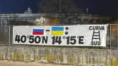 Vergonzosa pancarta en Verona con Rusia, Ucrania y Nápoles