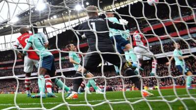 Arsenal move back above Manchester United with win over Leicester
