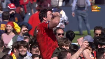 El jugador español de rugby más viral en la celebración: a hombros y un vaso gigante de cerveza